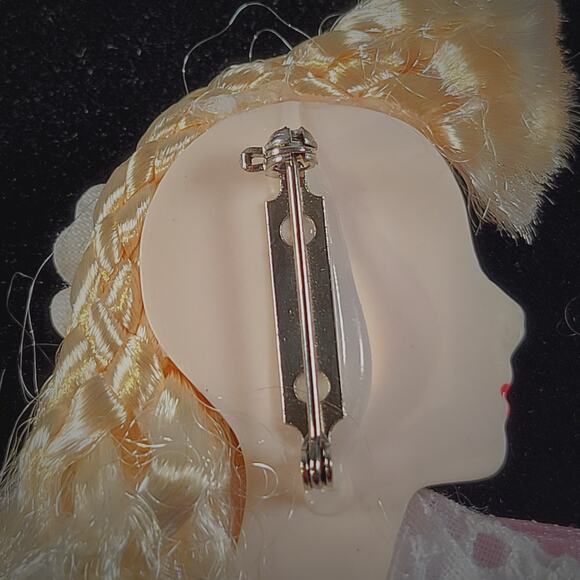 Glamour Lady Head Brooch Face With White Lace and Pink Ribbon 1980's Gift Box - Picture 3 of 9